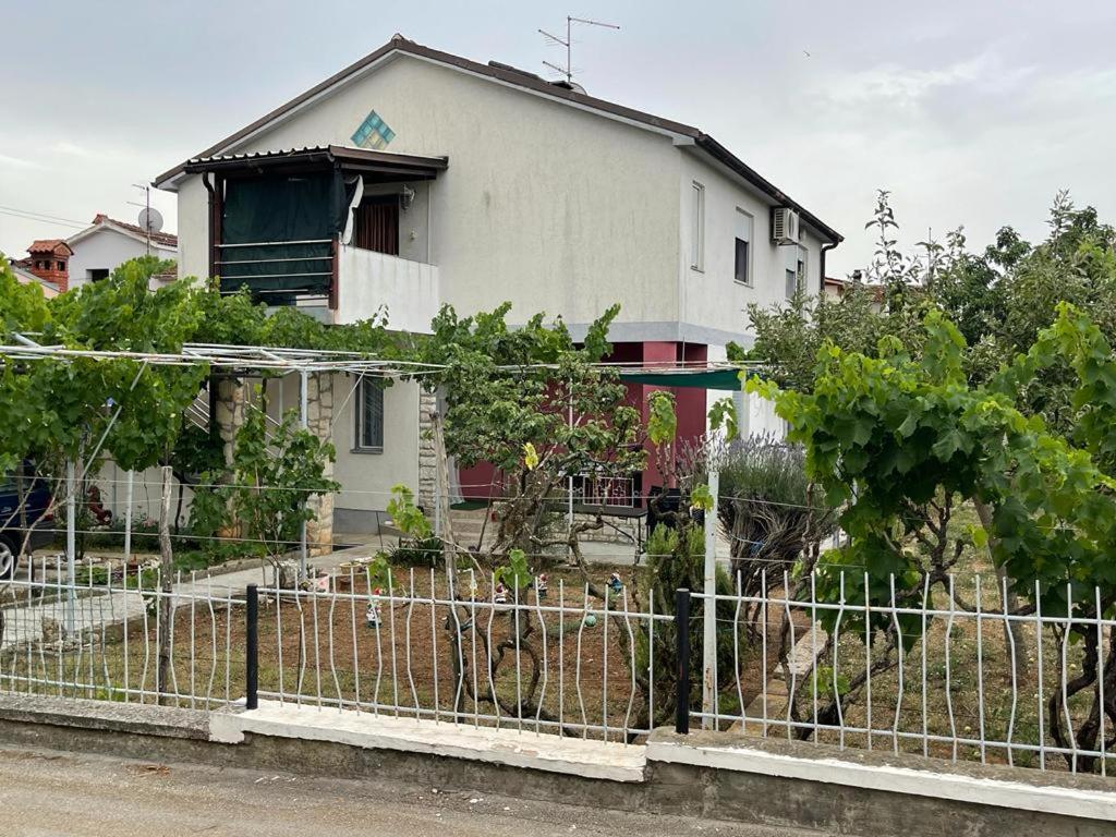 Ferienwohnung Apartman Pcelica Pula Exterior foto